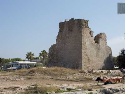 Sulla nostra sinistra, affacciata su una conca naturale, si trova Torre Cintola: � una delle sei antiche torri d�avvistamento ancora presenti in terra di Bari, costruite nel Cinquecento per contrastare le invasioni da parte di corsari e pirati